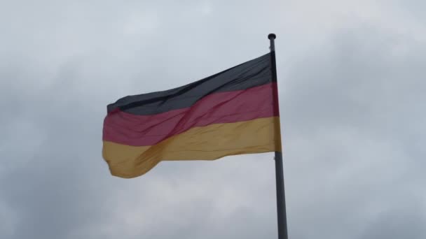 オーバーキャストで風に揺れる美しいドイツ国旗のクローズアップ — ストック動画