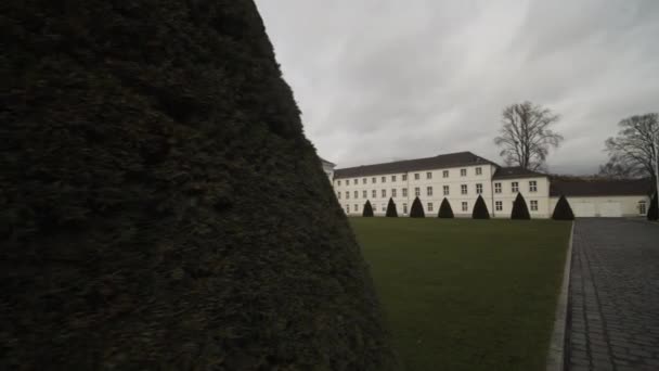 Wide Shot revelando Bellevue Palace en Berlín, Alemania con césped verde en hermoso día — Vídeo de stock