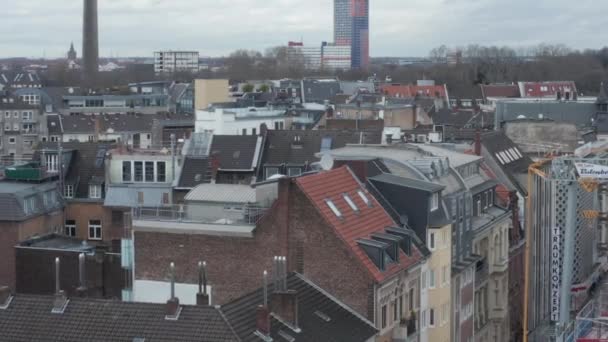 AERIAL: Nízký záběr nad Německem Město Kolín nad Rýnem s výhledem na televizní věž na oblačný den — Stock video