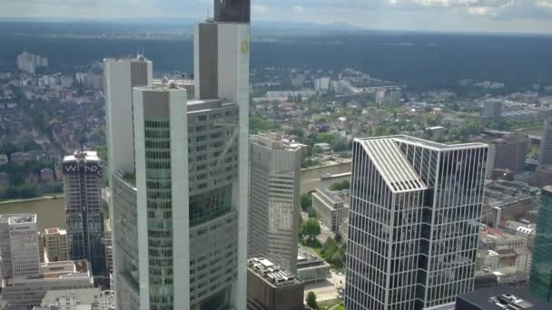 AERIAL: Spektakulär utsikt över Frankfurt am Main, Tyskland Skyline Skyscraper Tak på molnig mulen dag — Stockvideo