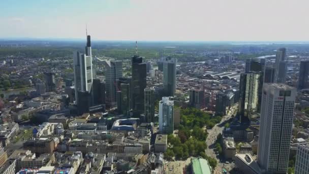 AERIAL: Utsikt över Frankfurt am Main Skyline Solsken — Stockvideo