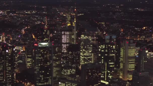 AERIAL: Frankfurt am Main, Németország Skyline éjjel, nagyváros, fények, felhőkarcoló — Stock videók
