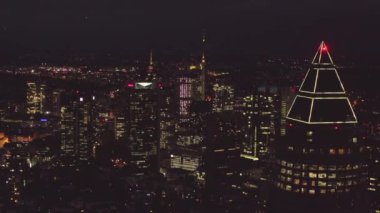 Frankfurt üzerinde, Almanya 'da Gece, Büyük Şehir, Işıklar, Gökdelen