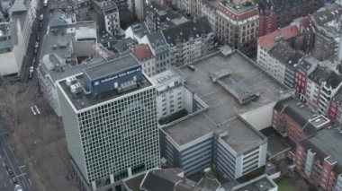 Almanya 'daki Köln Şehir Otoparkı üzerinden uçuş. 