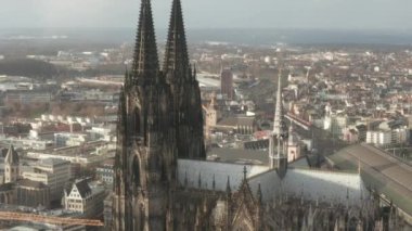 Güzel Köln Katedrali 'nin etrafında güzel, puslu güneş ışığı altında Merkez Tren İstasyonu ile daireler çiziyor. 