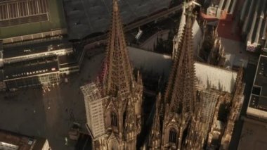 Köln Katedrali 'nin güzel güneş ışığı kulesindeki iki kahverengi kulesini kapatın. 