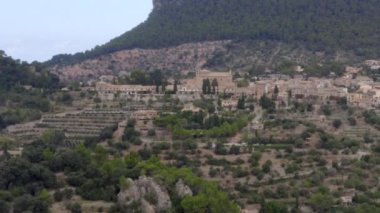 Valldemossa, İspanya, Mallorca, İspanya 'da Güneşli Gün Tatili, Seyahat, Sunny' de Arabalarla Uzaktaki Kale ve Cadde 'de Manzaralı Dağlarda 