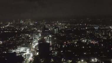 Karanlık Hollywood Los Angeles üzerinde Wilshire Bulvarı 'ndaki Gece Görüşü' nde şehir merkezi ve şehir ışıkları üzerindeki bulutlar... 