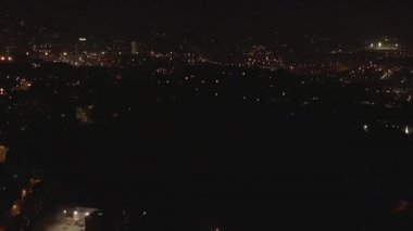 Barselona İHA 'sı Güzel Tepe ve Şehir Trafik Işıklarıyla Gece Çekimi 