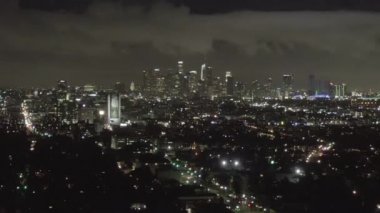 Karanlık Hollywood Los Angeles 'ın üzerinde Bulutlar şehir merkezinde ve şehrin ışıklarında 