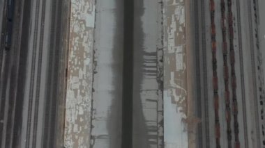 Yukarıda, Los Angeles Nehri üzerinde Birds Eye View Bulutlu Bulutlu Gökyüzü 'nde tren raylarının yanında 