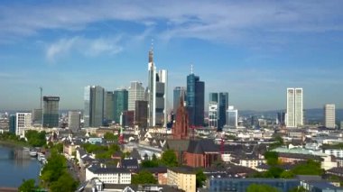Frankfurt 'a doğru, güzel güneşli bir günde Almanya' nın ana nehri. 