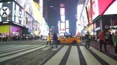 Times Meydanı Gece Işıkları Trafik, Arabalar ve yoldan geçen insanlarla 