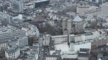 Almanya 'daki Köln şehrinin üzerinden uçuyor. 