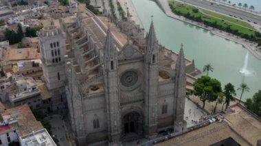 Palma Katedrali Gün Işığı 'nda, Mavi Gök' te Trafik ve Turistlerle Güneşli Gün Tatili, Seyahat, Güneşli Gün 'de İspanya Mallorca' da çekildi. 