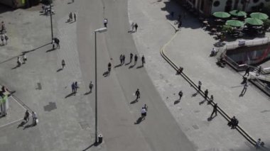 Alman şehri Frankfurt 'ta Plaza' da yürüyen bir kalabalık. Yazın Hauptwache 'nin ana caddesi. 