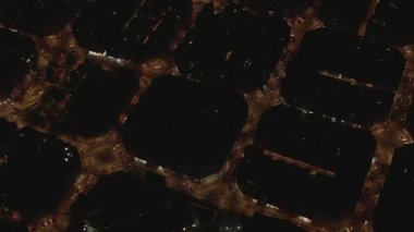 Barcelona Tipik Şehir Bloklarının Güzel Şehir trafik ışıklarıyla İHA Çekimi 