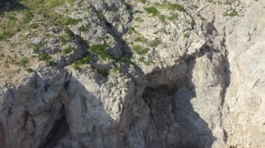 Uçurumun ve Mavi Su Dalgalarının Güzel İHA Çekimi Tropikal Mallorca Adası, İspanya Tatil, Seyahat, Güneşli, Dalgalar 