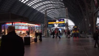 Merkez Tren İstasyonu Trafiği Bavullarla geçen insanlar, Frankfurt am Main, Almanya Kapalı, Seyahat, Hauptbahnhof 'a gelen trenler 