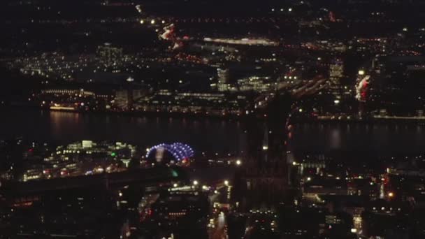 AERIAL: Vackra Wide Skott över Köln Tyskland på natten med stadsljus — Stockvideo