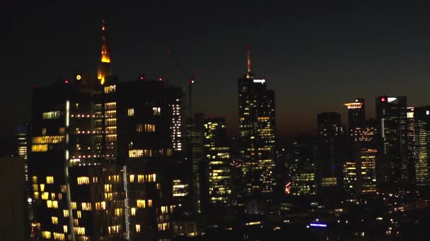 AERIAL: Vista de Frankfurt am Main, Alemanha Skyline em noites com luzes da cidade — Vídeo de Stock