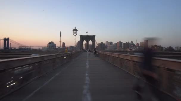 HIPERLAPSE: Sobre el puente de Brooklyn a la salida del sol en verano — Vídeos de Stock