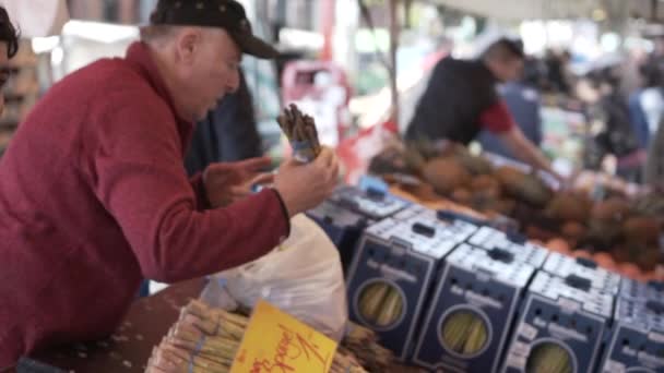 Langsame Fahrt: Mann übergibt Waren gegen Bargeld auf Wochenmarkt — Stockvideo