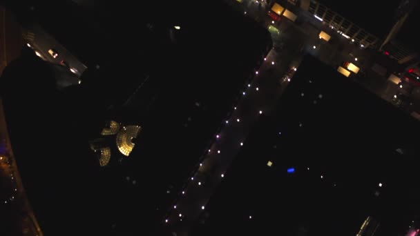 AERIAL: Birdsview of Frankfurt am Main, Duitsland Skyline 's nachts met City Lights — Stockvideo