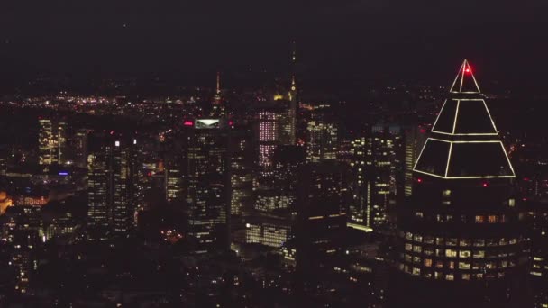 AERIAL: Sobre Fráncfort del Meno, Alemania Skyline en la noche, Ciudad grande, Luces, Rascacielos — Vídeo de stock