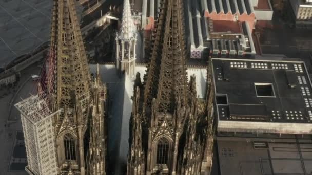 AERIAL: Close Up circling around Cologne Cathedral with Central Train Station in beautiful hazy Sunlight with Rain — Stock Video