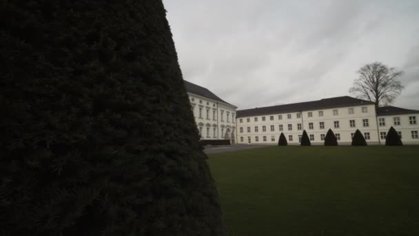 Wide Shot revelando Bellevue Palace en Berlín, Alemania con césped verde en hermoso día — Vídeos de Stock