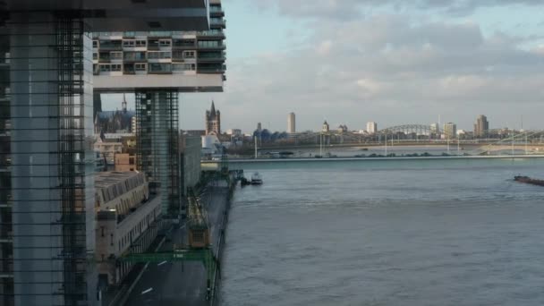 AERIAL: Cologne Futuristic Kranhaus, Crane House Apartments, Κτίρια γραφείων στο όμορφο φως του ήλιου με αντανακλάσεις — Αρχείο Βίντεο