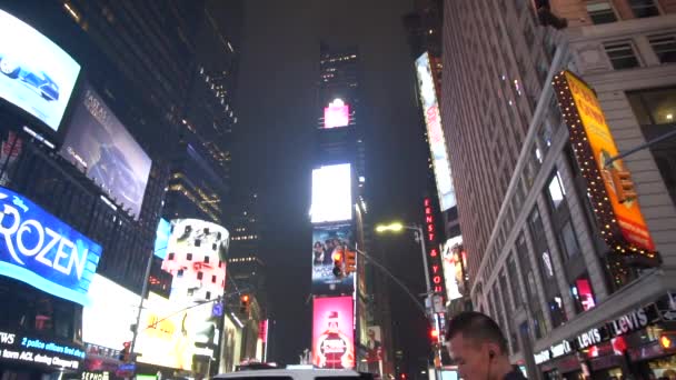 MOCIÓN LENTA: Times Square se ilumina por la noche con el tráfico, los coches y las personas que pasan — Vídeos de Stock