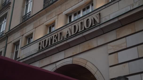 Close-up van het chique Hotel Adlon Kempinski Sign, Entree in Berlijn, Duitsland — Stockvideo