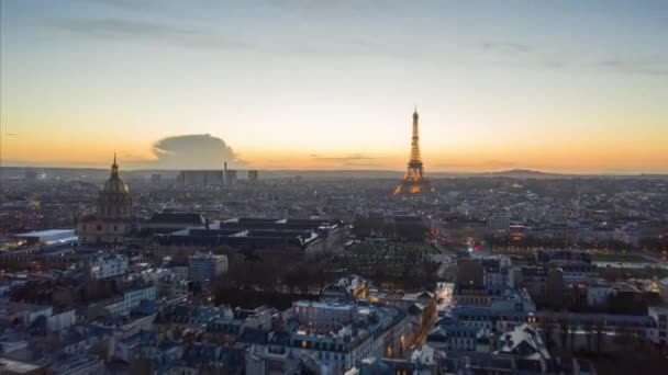 LAPSE HIPERIAL AERIAL: Dia para a Noite Tempo Lapse from Drone over Paris with view of Eiffel Tower, Tour Eiffel and beautiful Sunset — Vídeo de Stock