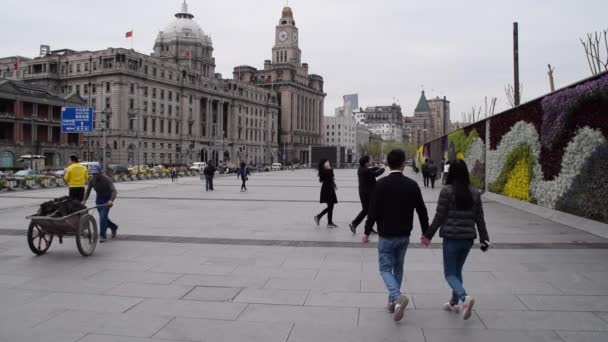 HSBC Building, the Bund, Tourists walking by on cloudy day — стоковое видео