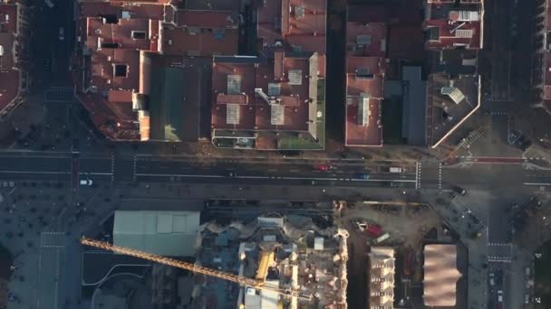 AERIAL: Drone Shot von La Sagrada Familia mit Kranichen in der schönen Stadt Sonnendunst über Barcelona, Spanien — Stockvideo