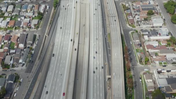 AERIAL: Pomalé vyhledávání nad 110 Dálnice s malou automobilovou dopravou v Los Angeles, Kalifornie na oblačný den — Stock video