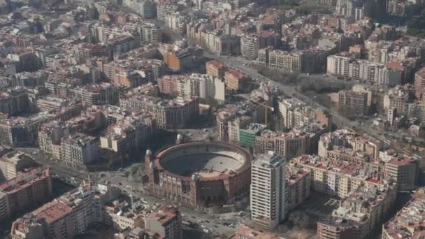 AERIAL: Sobre Barcelona no dia ensolarado com vista sobre La Monumental e Cityscape — Vídeo de Stock