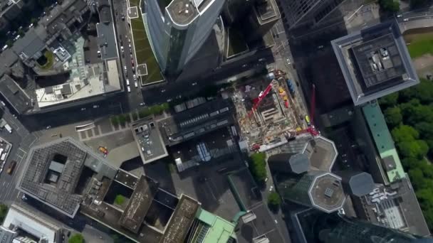 AERIAL: Adembenemend uitzicht op Frankfurt am Main, Duitsland Skyline in de zomerzon — Stockvideo