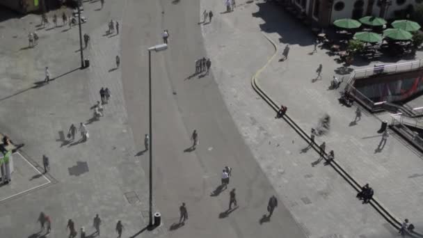 TIME LAPSE: Толпа людей, гуляющих летом по площади в немецком городе Франкфурт-на-Майне — стоковое видео