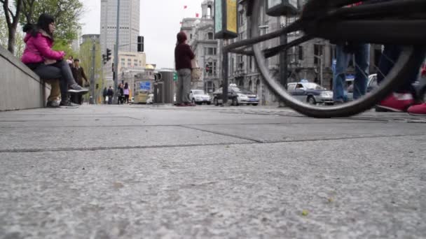 Trottoir à Shanghai, Chine piétons marchant par une journée nuageuse — Video