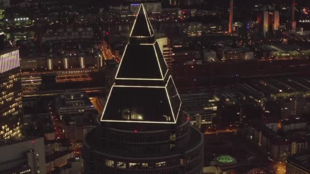 Frankfurt 'taki Messeturm am Main, Almanya Gece, Büyük Şehir, Işıklar, Gökdelen — Stok video