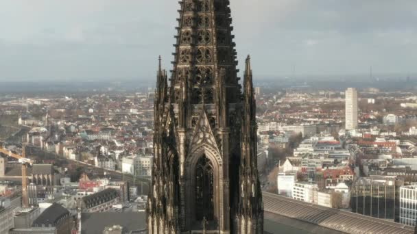 AERIAL: Nahaufnahme des Kölner Doms zwei braune Türme im schönen Sonnenlicht 