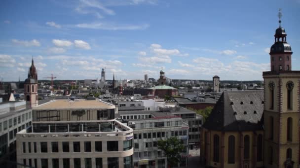 TEMPO LAPSE: Vista sobre Frankfurt am Main, Alemanha Paulskirche e St. Katharinenkirche no dia Sunny Blue Sky — Vídeo de Stock