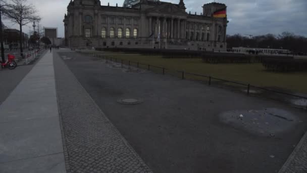 スローモーション:曇りの日にドイツのベルリンの距離からBundestag 、ライヒスタグルーフ — ストック動画