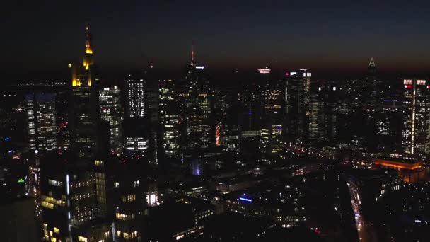 AERIAL: Pohled na Frankfurt nad Mohanem, Německo Skyline v noci s městskými světly — Stock video