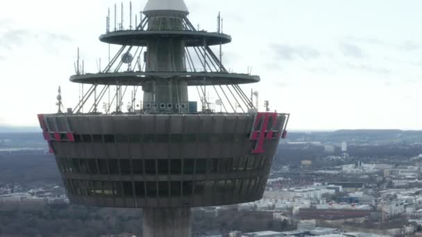 AERIAL: Close up da Torre de TV de Colônia no dia nublado — Vídeo de Stock
