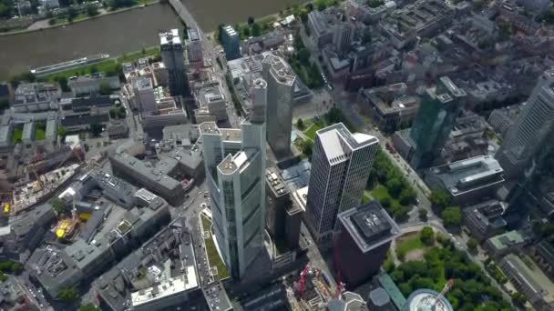 AERIAL: Adembenemend uitzicht op Frankfurt am Main, Duitsland Skyline, Zonnig met bewolkt — Stockvideo