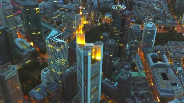 AERIAL: Vista de Fráncfort del Meno, Alemania Skyline por la noche, Luces de la ciudad, Tráfico, Movimiento — Vídeo de stock